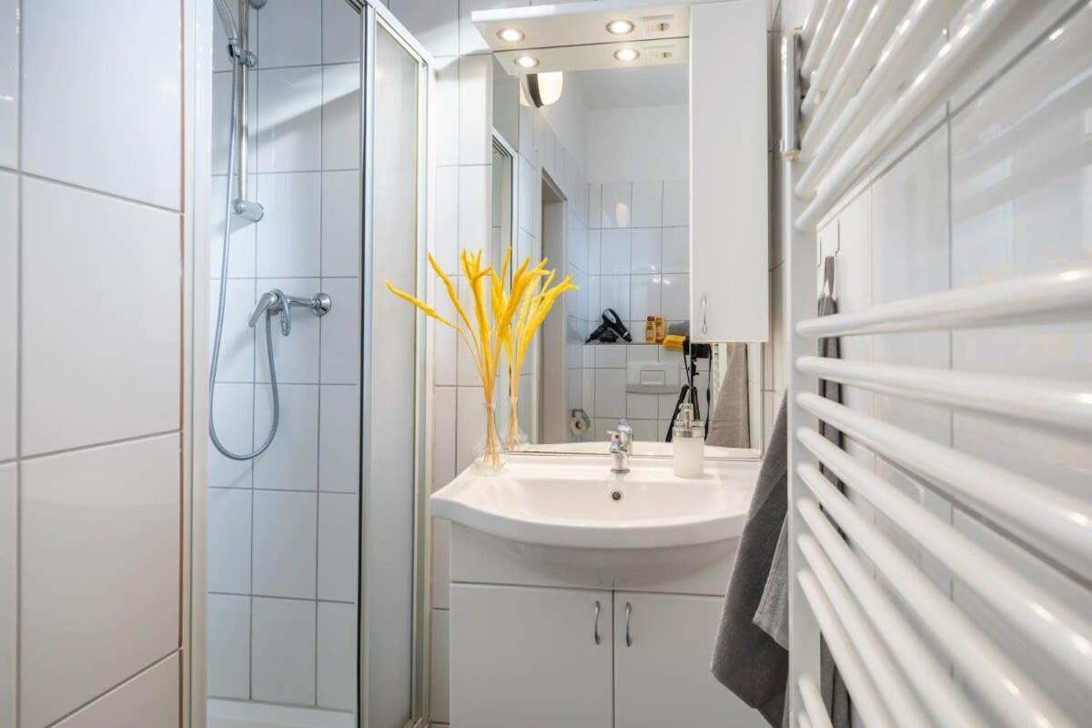 Beautiful 2 Bedroom Apartment Incl Parking Hamburg Exterior photo